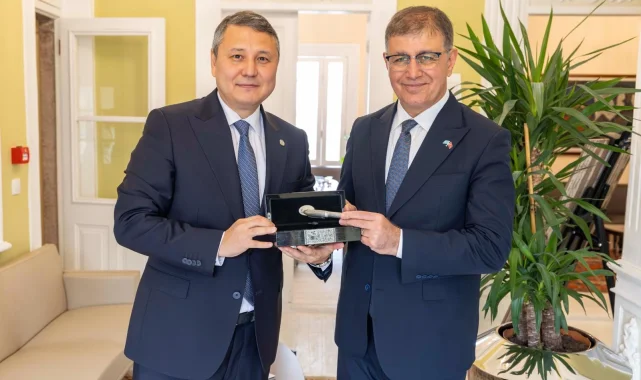 İzmir'de Kazakistan heyeti Ay Yıldızlı Konak'ta ağırlandı