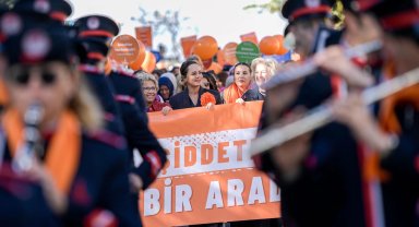 İzmir'de şiddete karşı 'turuncu' yürüyüş