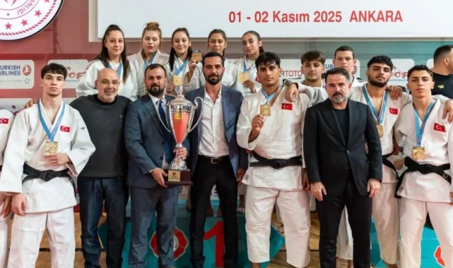 İzmir'in judocuları yenilgisiz şampiyonluğa ulaştı