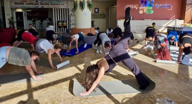 İzmirliler yoga ile esnedi