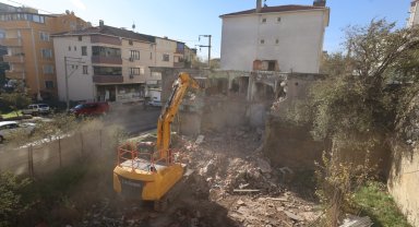Kocaeli Çayırova'da metruk binalar yıkılıyor