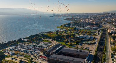 Kocaeli'de turuncu balonlar şiddetsiz dünya için gökyüzüne bırakıldı