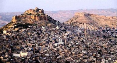 Mardin 1. Cadde'de tarihi dokuya aykırı unsurlar kaldırılıyor