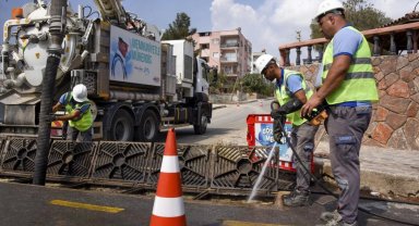 Mersin'de taşkınlara karşı 7/24 temizlik mesaisi