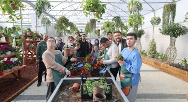 Özel bireyler, elleriyle hasat yapıp çiçek ekti