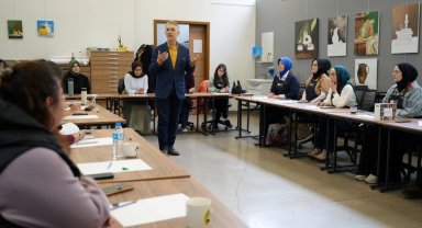 Ressam Cemal Toy, renklerin şifasını Kocaeli'ye taşıdı