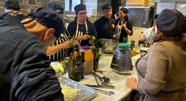 Şef Rıfat Yurttaş işitme engelli kursiyerlerle Ege yemekleri yaptı