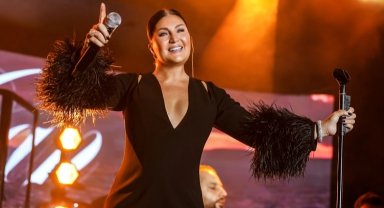 Sibel Can, görkemli konserle hayranlarını büyüledi