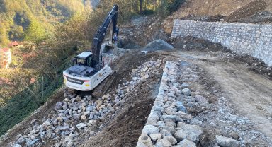 Trabzon'da taş duvar çalışmaları sürüyor