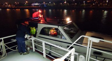 Yenikapı açıklarında 4 kişilik tekne emniyete alındı!