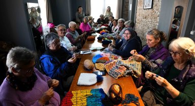 Antalya Muratpaşa'da Yaşlı Evi'nden çocukları ısıtacak örgü