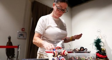 Antalya'da atık kumaşlar kadınların emeğiyle yılbaşı neşesine dönüştü