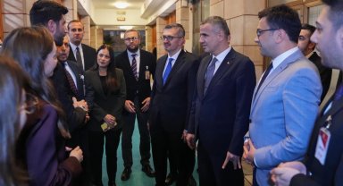 Burhanettin Duran'dan TBMM'de parlamento muhabirlerine ziyaret