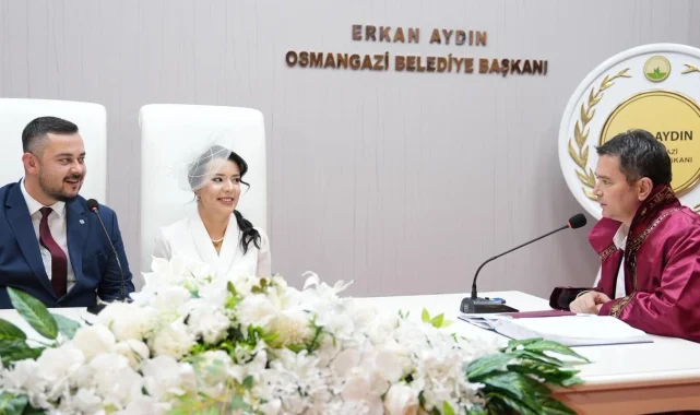 Bursa Osmangazi'de Başkan Aydın yılın son nikahını kıydı