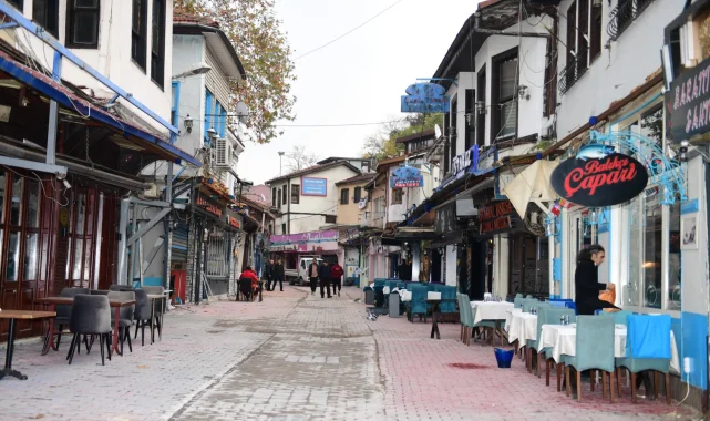 Bursa Osmangazi'de Tarihi Arap Şükrü Sokağı 'kaçak'lardan arındırıldı