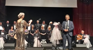 Bursa'daki konserde Belediye Başkanı parmak ısırttı