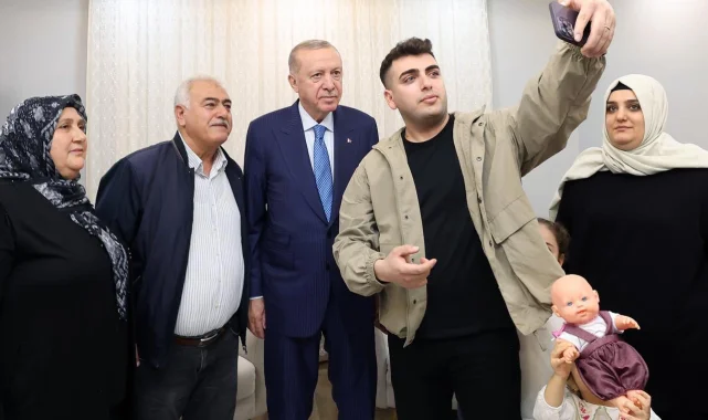Cumhurbaşkanı Erdoğan'dan depremzede Karakuş ailesine ziyaret