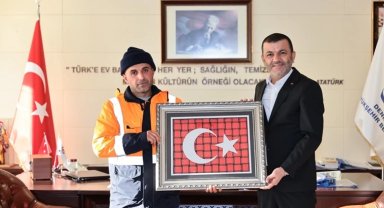 Denizli'de Büyükşehir personelinden alkışlanacak bayrak hassasiyeti