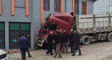 Düzce'de freni boşalan Tır markete girdi!