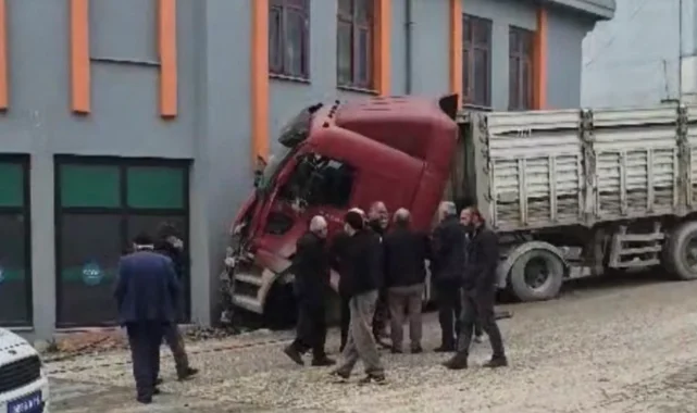 Düzce'de freni boşalan Tır markete girdi!
