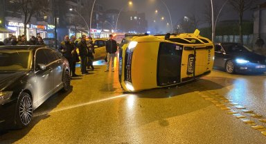 Düzce'de ticari taksi park halindeki araca çarpıp devrildi!