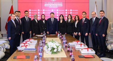 Genç hakim ve savcılar cübbelerini teslim aldı