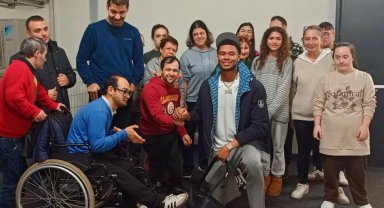 İstanbul'da engelleri aşan çocuklar basketbol maçında