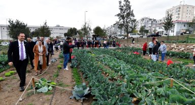 İzmir Bornova'da kent bostanlarında hasat coşkusu