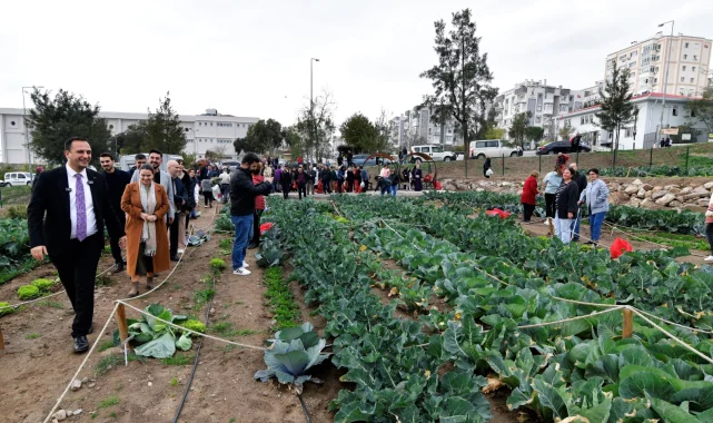 İzmir Bornova'da kent bostanlarında hasat coşkusu