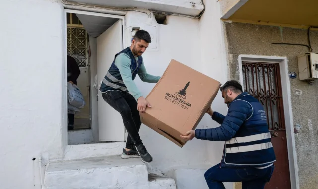 İzmir Büyükşehir'in kış destek paketleri ulaştırılıyor