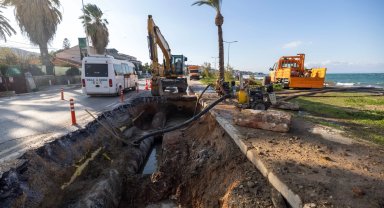 İzmir Mithatpaşa'da ana boru arızası için İZSU seferber oldu