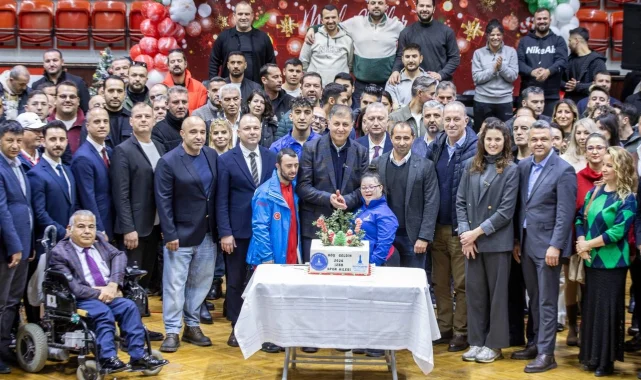 İzmir'de Başkan Tugay, yeni yıl öncesi sporcularla bir araya geldi