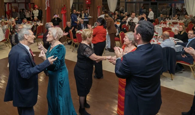 İzmir'de huzurevinde yeni yıl coşkusu