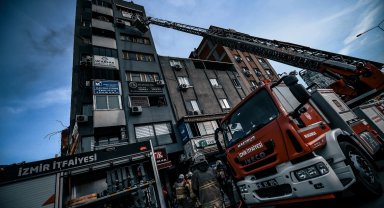 İzmir'de iş hanını alevler sardı, itfaiye 12 kişiyi kurtardı