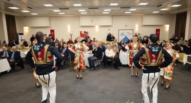 Kocaeli İzmit'te Dünya Türk Dili Ailesi Günü  anlamlı bir programla kutlandı