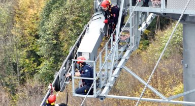Kocaeli'de teleferik hattında nefes kesen kurtarma tatbikatı
