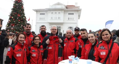 Mudanya'da belediye çalışanları yeni yılı Mütareke Meydanı'nda karşıladı