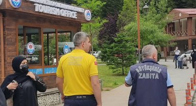 Turistlerin yüzü zabıta ile güldü