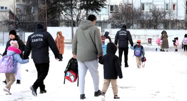Ankara Keçiören'de karla mücadele ekipleri okulları güvende tutuyor