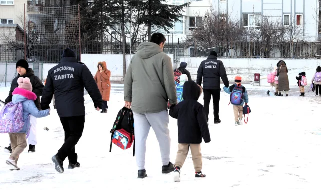 Ankara Keçiören'de karla mücadele ekipleri okulları güvende tutuyor