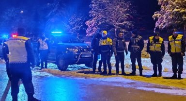 Bilecik Pazaryeri'nde Kaymakam Kara kurum çalışanlarını görev başında ziyaret etti