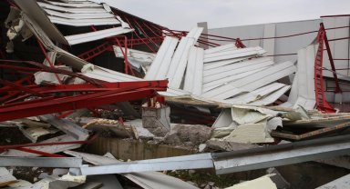 Bursa Nilüfer'de iki kaçak iş yeri yıkıldı