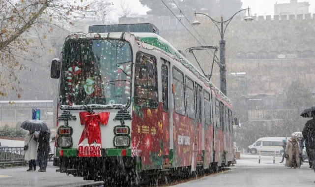 Bursa'da nostaljik tramvay süsleriyle yeni yılın simgesi oldu
