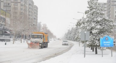 Diyarbakır'da kar yağışına karşı kesintisiz mücadele