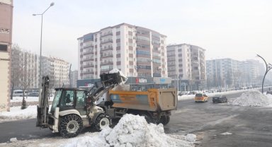 Diyarbakır'da kritik kavşaklarda kar temizliği