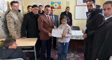 Erzurum'da şehit çocuklarının ilk karne heyecanı paylaşıldı