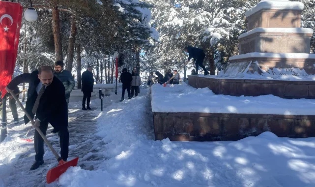 Erzurum'da şehitlikte duyarlılık örneği... Kürekleri alıp kar temizlediler