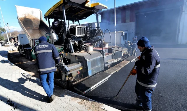 İzmir Bornova'da yol seferberliği sürüyor