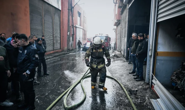 İzmir Buca'da depo yangını kısa sürede söndürüldü