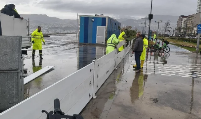 İzmir'de fırtına duvarı Kordon'a set oldu!
